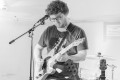 Jerry à la guitare